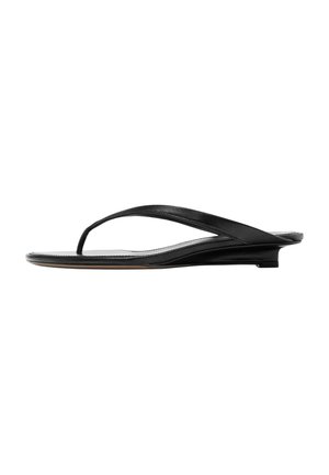 Sandalo infradito da donna in pelle nera con tacco basso, suola leggermente rialzata e design minimalista, mostrato di lato.