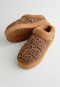 Next REGULAR FIT - Šľapky - animal