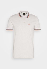 Polo gris clair avec patte à trois boutons, logo brodé "BOSS" et rayures contrastantes noires et orange sur le col et les manches.