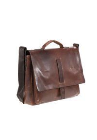 Brązowa skórzana torba listonoszka z płaskim klapem z przodu, górnym uchwytem i regulowanym paskiem na ramię. Charakteryzuje się prostymi liniami i minimalistycznymi detalami.