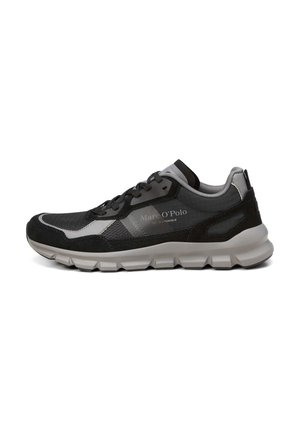 Sort og grå atletiske sneakers med et overdel af mesh og ruskind, teksturerede detaljer, kontrasterende sål og brandlogo på siden.
