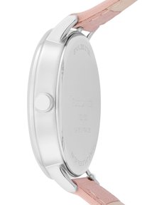 Reloj de acero inoxidable con correa de cuero rosa. Cuenta con una caja redonda, una corona en el lateral y detalles grabados en la parte posterior.