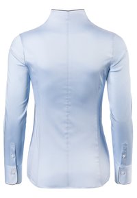 Helles blaufarbene Langarmshirt mit hohem Kragen, mit glatter Textur, tailliertem Schnitt und knöpfbaren Manschetten. Minimalistisches Design ohne Muster.