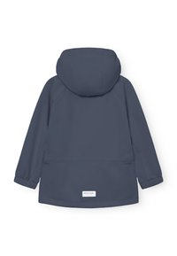 Dunkelblaue wasserdichte Jacke mit Kapuze, elastischen Bündchen, zwei seitlichen Taschen und einem weißen Etikett am unteren Saum. Glatte Stofftextur.