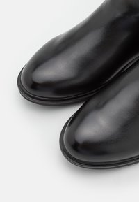 Jana Laarzen - black