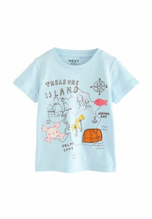 T-shirt en coton bleu clair avec des graphismes colorés sur le thème des pirates, y compris un bateau, un coffre au trésor, des palmiers et une boussole.