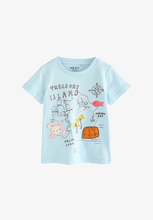 Šviesiai mėlynas medvilninis marškinėliai su spalvingais piratų tematika piešiniais, įskaitant laivą, lobio dėžę, palmės ir kompasą.