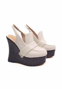 Scarpe con tacco a cunicolo sintetiche bianche con una fascia larga davanti e design slingback. Tacco a cunicolo marrone texturizzato con tomaia liscia.