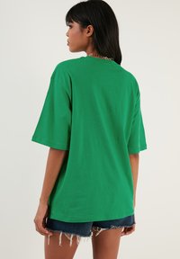 LELA LOOSE FIT - Jednoduché tričko - benetton color