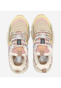 Baskets multicolores avec une tige en textile beige, rose et verte. Comprend des lacets blancs, une doublure duveteuse et des semelles intérieures à motifs. Design à bout rond.