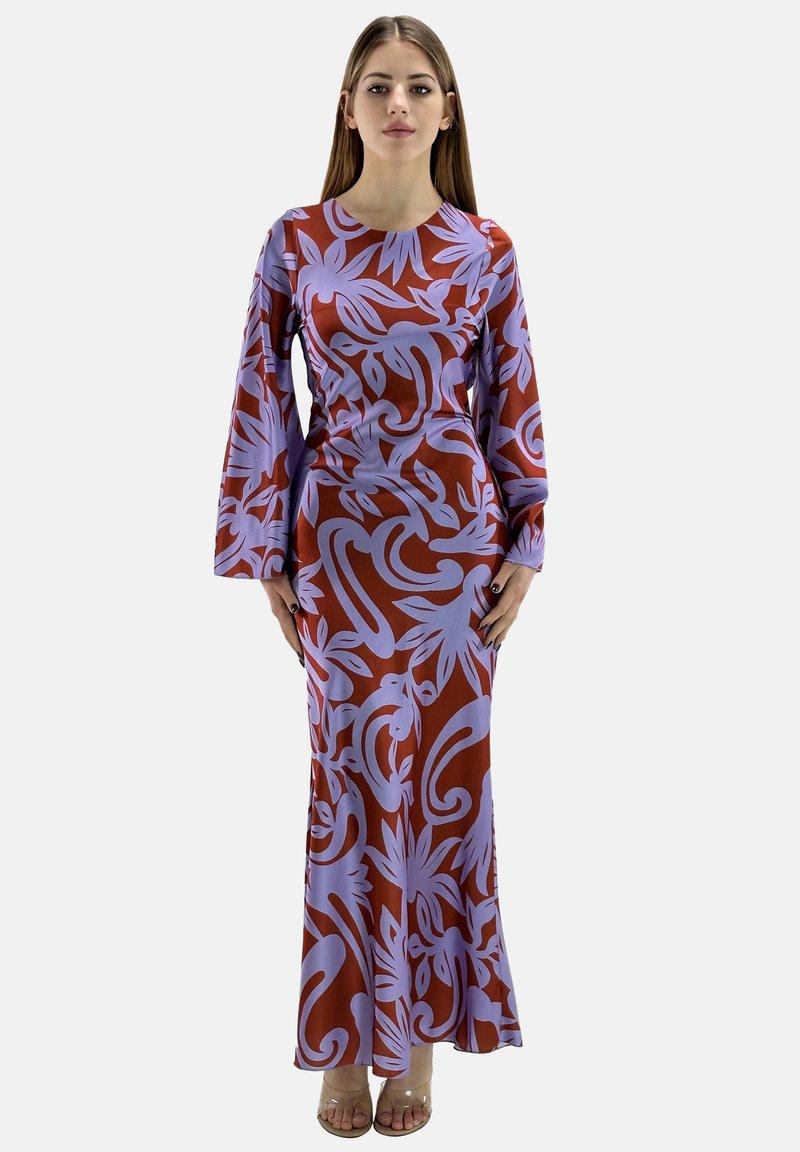 Vestido de manga larga y largo hasta el suelo, con un fondo rojo y grandes patrones florales en lavanda. Fabricado con una tela suave y con una silueta ajustada.