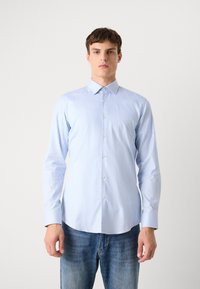 Camisa de dress de rayas azul claro con cuello clásico, mangas largas y cierre delantero con botones. La tela parece suave con una textura blanda.