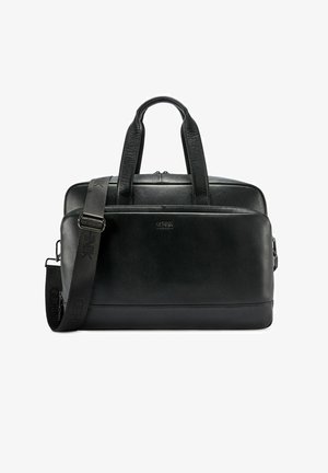 Czarna skórzana teczka z dwoma uchwytami, przednią kieszenią na zamek oraz regulowanym paskiem na ramię z tłoczonym tekstem marki.