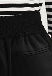 Wallis Kalhoty - black