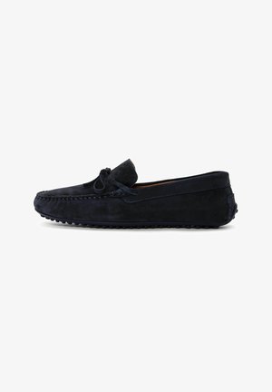 Mocasines de ante color navy con detalle de lazo, costuras de mocasín y suela de goma texturizada con pequeños puntos elevados.