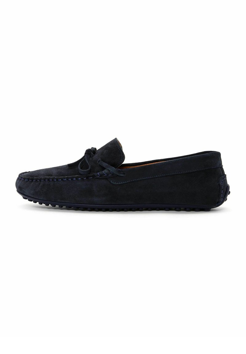 Navyblaues Wildleder-Loafer mit Schleifenakzent, Mokassinnaht und rutschfester Gummisohle mit kleinen Erhebungen.