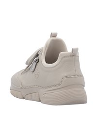 Baskets en cuir beige avec une finition texturée, fermeture éclair et talon rembourré. Présente une semelle épaisse avec des motifs de crampons prononcés.