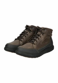 Botas de cuero marrón con cuello de ante y suela de goma. Presentan un diseño con cordones, costuras contrastantes y puntera redondeada.