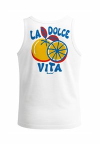 Weißes Tanktop mit einem bunten Grafikdruck von einer Orange und einer Zitrone sowie dem Text "LA DOLCE VITA" in blauer, verspielter Typografie.