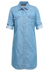 Robe chemise en denim bleu clair avec manches retroussées, boutonnée devant, col et deux poches poitrine à rabat avec boutons.