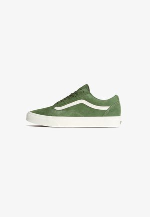 Zapatilla de ante verde con una franja lateral de cuero blanco y suela de goma. El diseño de bajo perfil cuenta con cordones redondos y detalles de marca mínimos.