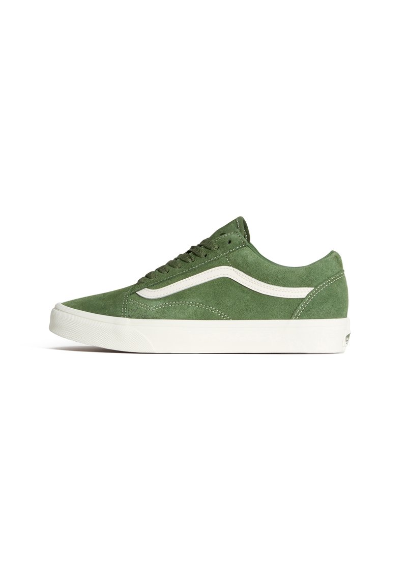 Grüne Wildleder-Sneaker mit einem weißen Lederstreifen an der Seite und Gummisohle. Das Low-Top-Design verfügt über runde Schnürsenkel und minimale Branding-Details.