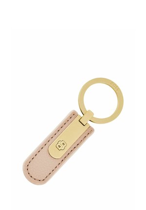 Beige gestructureerde leren sleutelhanger met gouden metalen bevestiging en ring gegraveerd met "BOSS", met een minimalistisch ontwerp en gestikte randen.