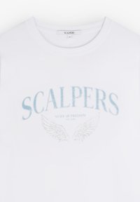 Witte katoenen t-shirt met blauwe en zilveren tekst "SCALPERS" en "STATE OF FREEDOM" met vleugelgraphics eronder.