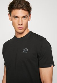 Ellesse VEZUVI 3 PACK - Apakškrekls - khaki/black/orange