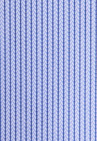 Tissu bleu et blanc avec des rayures verticales et un motif en chevrons répétitif créant un design tissé texturé.