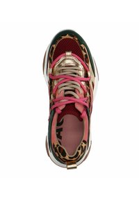 Une sneaker multicolore présente un mélange de maille rouge, de superpositions à motif léopard, d'accents dorés et de lacets roses. Conçue avec une semelle épaisse.