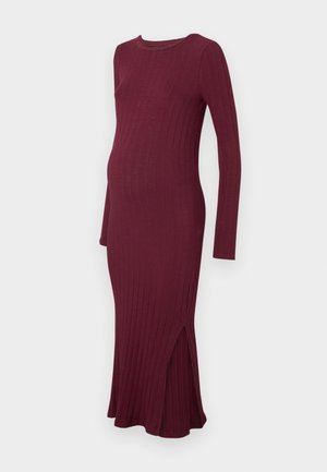 Burgundijas krāsas grūtnieču kleita ar garām piedurknēm, ribotu tekstūru, sānu izgriezumiem un pieguļošu dizainu, kas pielāgota augošam vēderam.