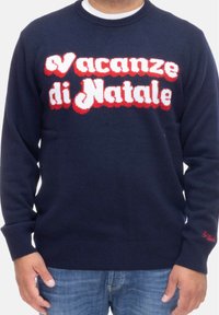 Maglione lavorato a maglia blu navy con il testo "Vacanze di Natale" in rosso e bianco, con polsini e orlo a coste. Collo a giro classico.