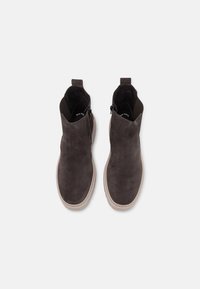 Szare zamszowe botki na kostkę o gładkiej fakturze, z bocznym zamkiem błyskawicznym, pętelkami do zakupu i kontrastującą jasną gumową podeszwą.