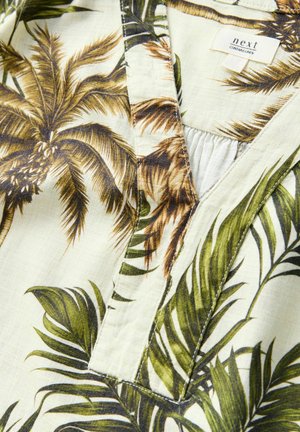 Lillebeige taustal palmilehtede mustriga lilleline särk, roheliste ja pruunide toonidega. Valmistatud linast, V-kaelusega.