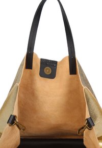 Sac en tissu beige et doré avec des poignées en cuir noir, doté d'une doublure intérieure texturée et d'une fermeture à pression en laiton. Accents dorés près des bords.