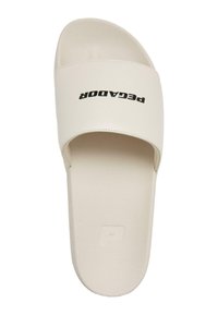 Bílá pantofle na klínku s širokým syntetickým páskem, na kterém je černě nápis "PECADOR". Hladký povrch, zaoblený tvar a plochá podrážka. Minimalistický design.