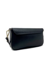 Clutch in pelle nera texturizzata con chiusura a patta e chiusura in metallo dorato su una tracolla removibile.