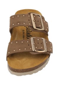 Sandalo slide in suede marrone con due cinghie regolabili, fibbie metalliche e dettagli a borchie. Suola in sughero chiaro con footbed testurizzato.