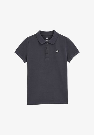 Tamsiai mėlynas polo marškinėliai, pagaminti iš tekstūruoto medvilnės, su klasikinio tipo apykakle, trumpomis rankovėmis ir mažai išsiuvinėtu logotipu ant krūtinės.