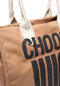 Borsa tote in tela color marrone chiaro con il testo nero "SCEGLI". Presenta manici robusti color crema con accenti cuciti. Tessuto strutturato.
