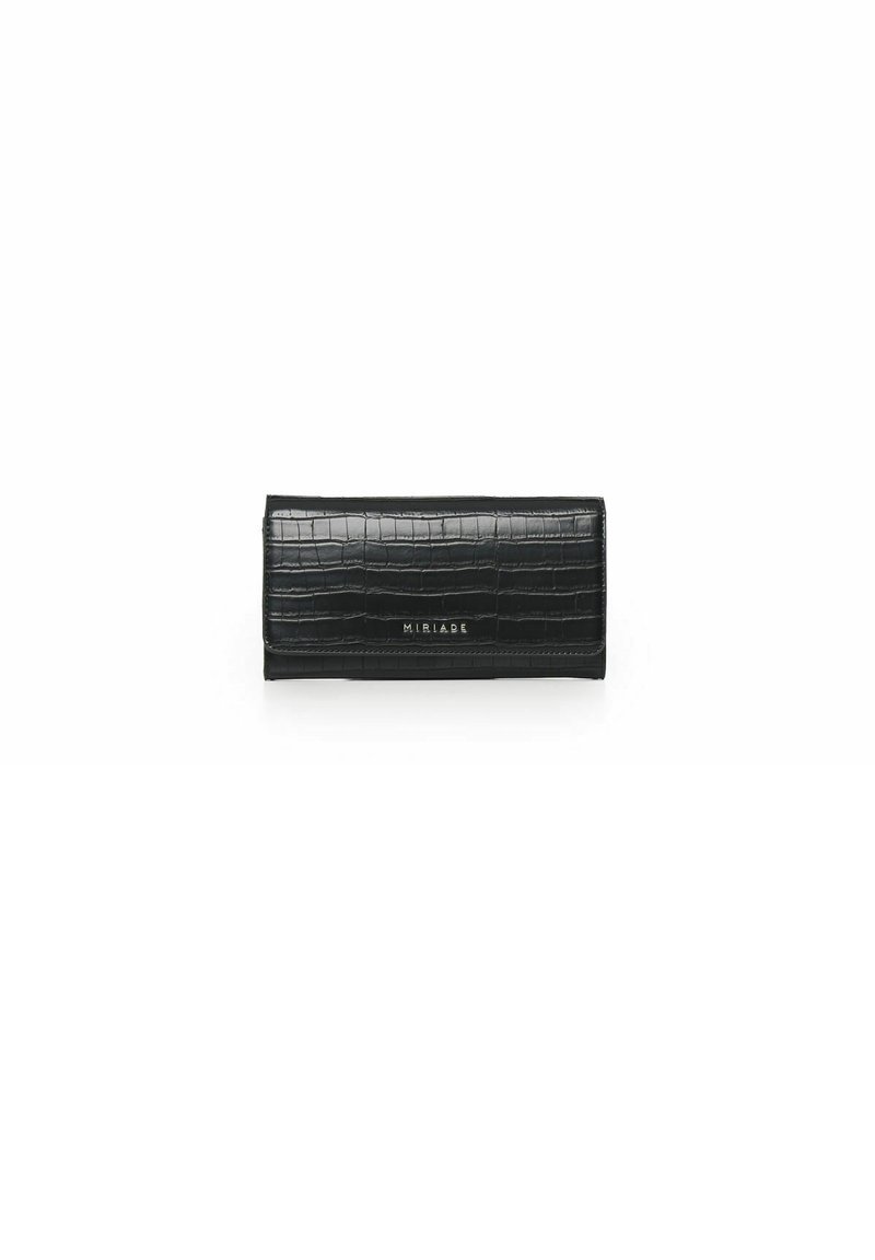 Portafoglio nero con texture a coccodrillo, finitura liscia, forma rettangolare, decorato con un logo dorato e chiusura a soffietto.