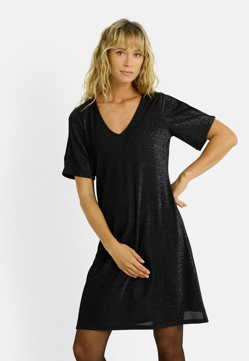 Robe noire avec un décolleté en V, des manches courtes et une coupe ample. Le tissu a une texture scintillante avec des accents brillants partout.