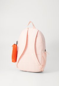 Nike Sportswear ELMNTL UNISEX SET - Dnevni ruksak - washed coral/orange/(white)