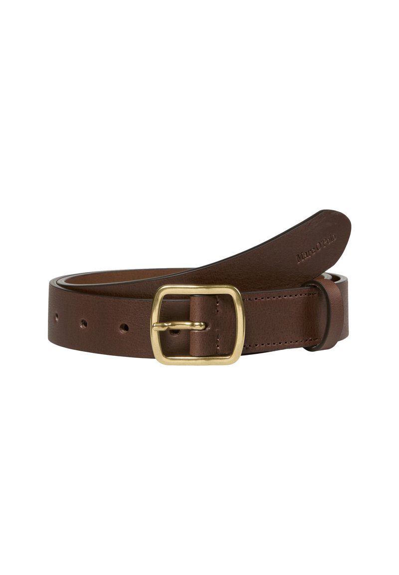 Bruine leren riem met een rechthoekige gesp van goudkleurig metaal, heeft gelijkmatig verdeelde gaatjes en een gladde afwerking. Merken met "Marc O'Polo."