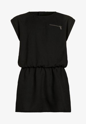 Černé šaty s uvolněným střihem, krátkými rukávy a elastickým pasem. Mají zipovou kapsu na hrudi. Hladká, splývavá tkanina.