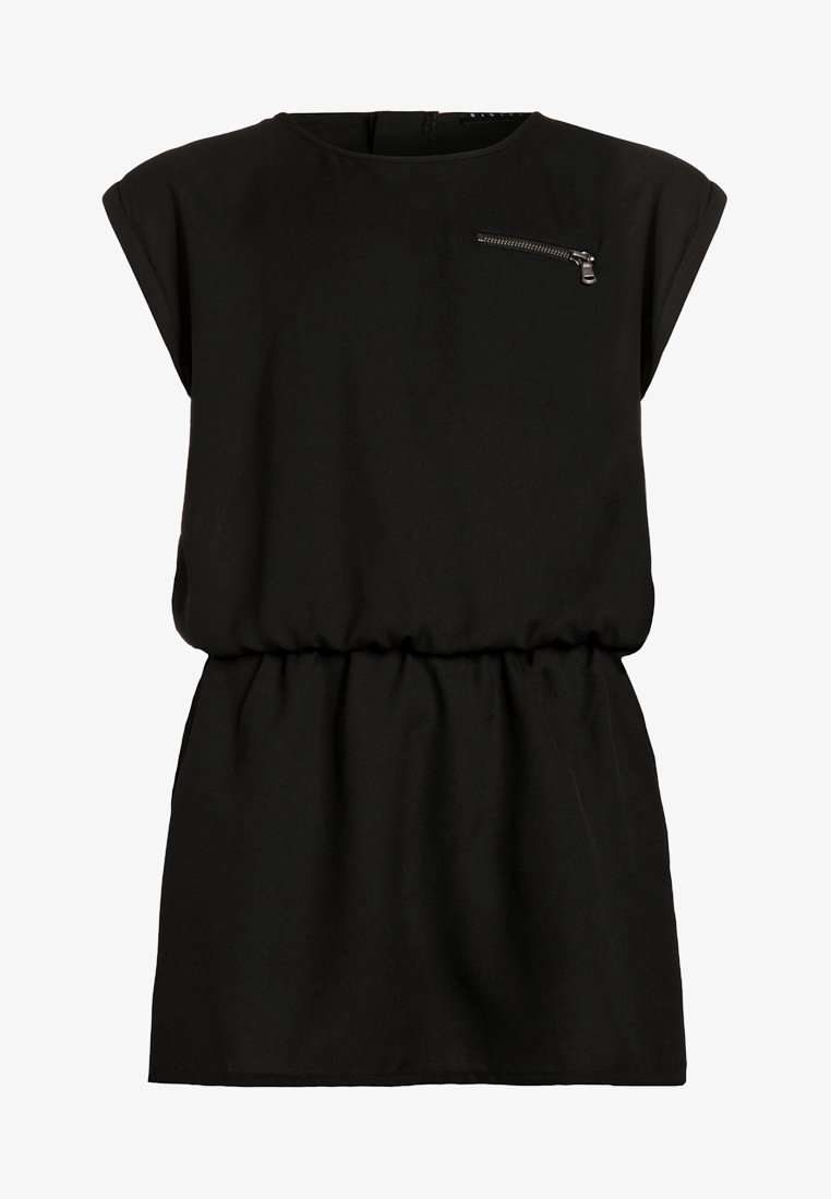 Zwarte jurk met een ontspannen pasvorm, korte mouwen en een elastische taille. Bevat een ritszak op de borst. Soepele, vloeiende stof.