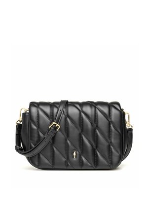 Czarna pikowana skórzana torebka na ramię z ukośnym przeszyciem, regulowanym paskiem i małym złotym emblematem z przodu.