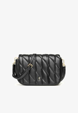 Czarna pikowana skórzana torebka na ramię z ukośnym przeszyciem, regulowanym paskiem i małym złotym emblematem z przodu.