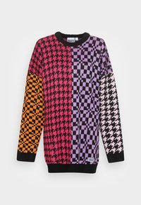 Bunter Pullover mit kräftigen, karierten Mustern in Pink, Lila, Schwarz, Orange und Weiß. Gerippter Kragen und Bündchen.